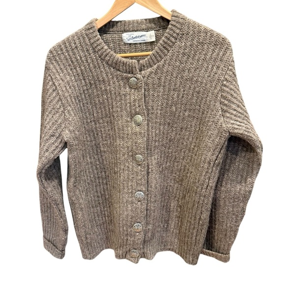 BartlettYarns Women Cardigan reverse shaker stitch with hand cast pewter button - Picture 3 of 14